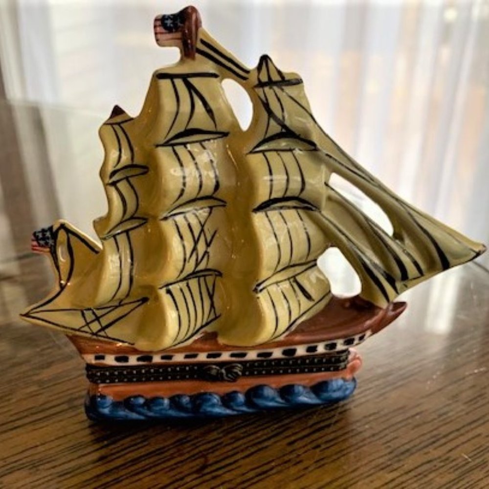 NWOT 5” MINI CONSTITUTION SHIP Hinged Ceramic Box with Charms
